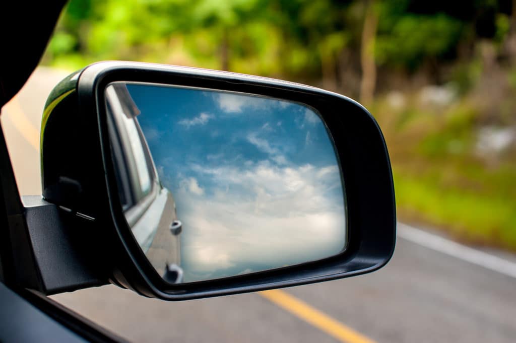 מדד מוקדם מול מדד מאוחר - Landscape in the sideview mirror